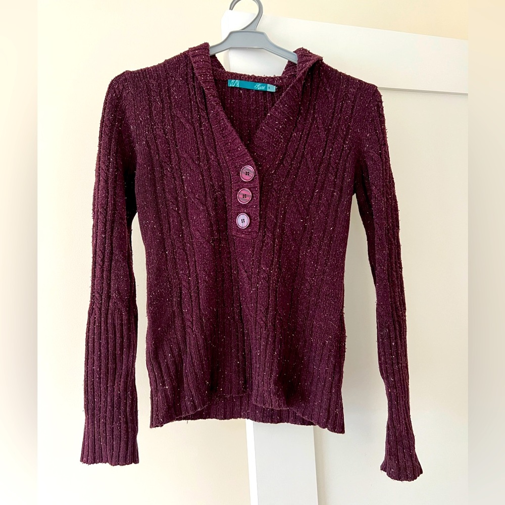 Women’s burgundy sweater with hood